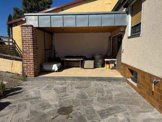 Überdachter Eingangsbereich