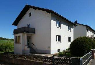 Gepflasterte Zufahrt seitlich des Hauses