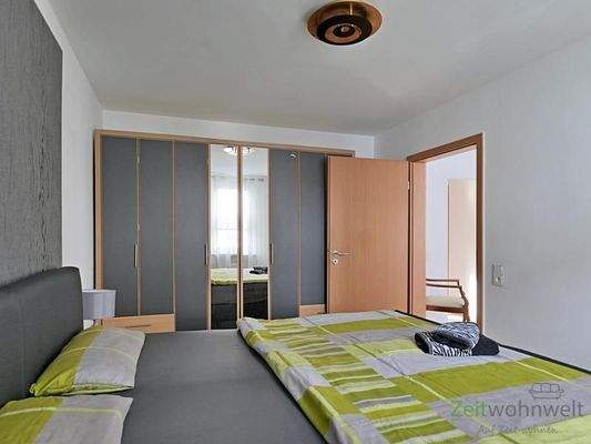 großer Kleiderschrank