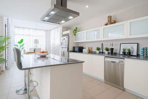 Moderne Einbauküche mit Kochinsel und Essbereich.