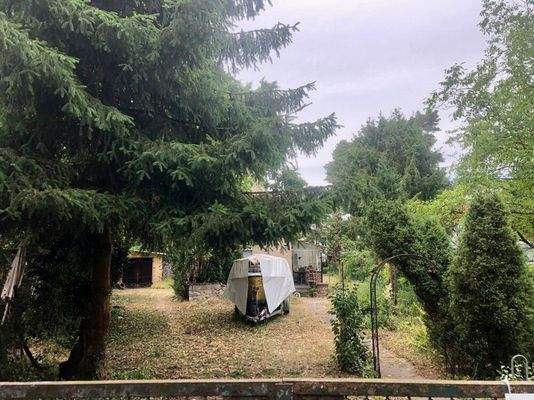 Grundstücksfront mit Zufahrt