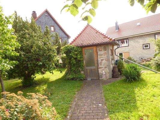 massiver Pavillion im Vorgarten