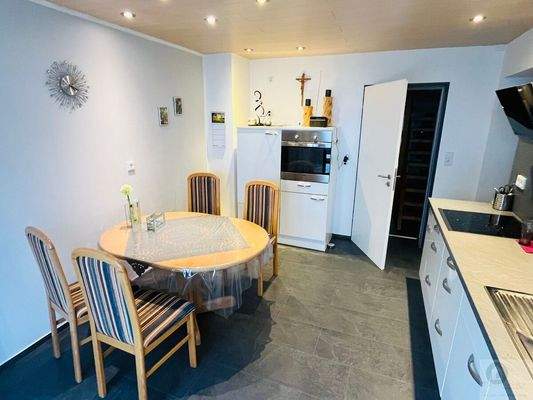 Küche mit Einbauküche