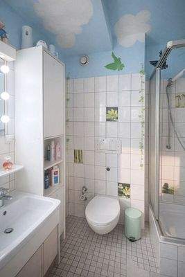 Badezimmer mit Himmel und Pflanzen