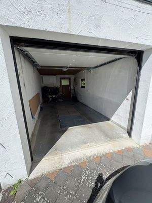Garage mit elektr. Tor