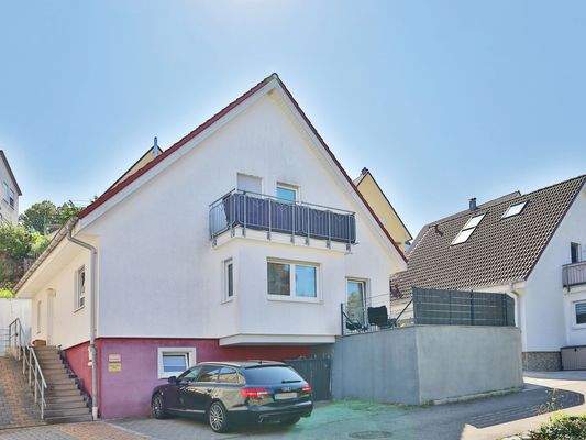 Hausansicht mit 3 Stellplätzen