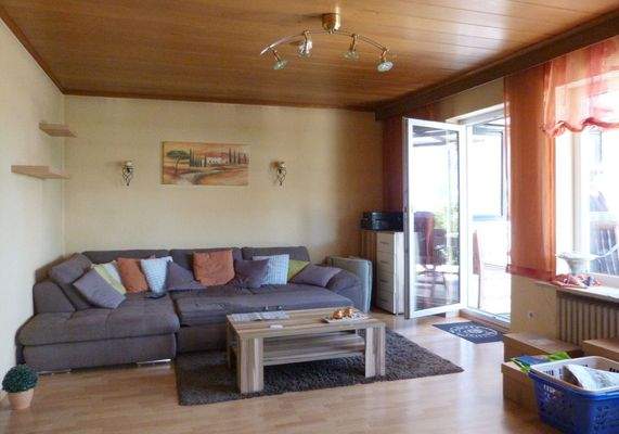 Wohnzimmer mit Zugang zur überdachten Terrasse