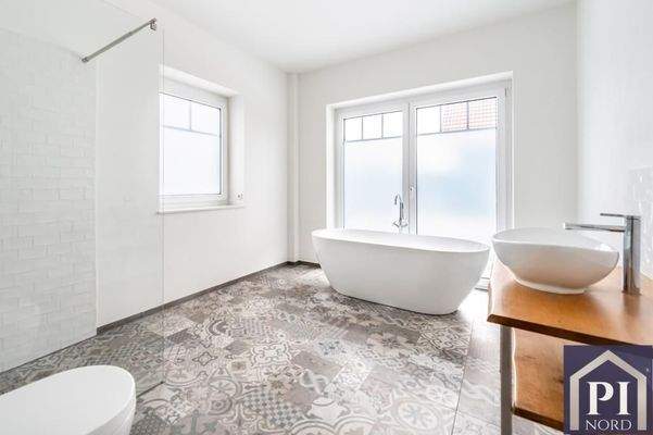 Badezimmer mit freistehender Badewanne