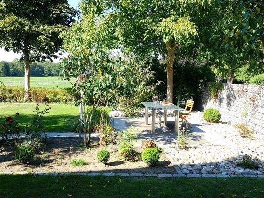 Kleine Terrasse im Garten