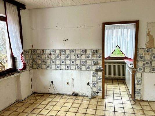 Küche mit Vorratsraum