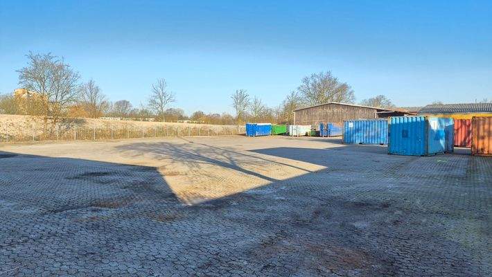 voll gepflasterte Hoffläche