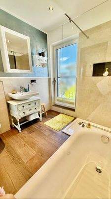 Badewanne mit Aussicht ins Grüne