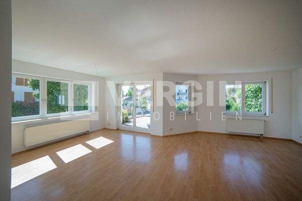 Wohn- und Esszimmer mit Zugang zum Garten