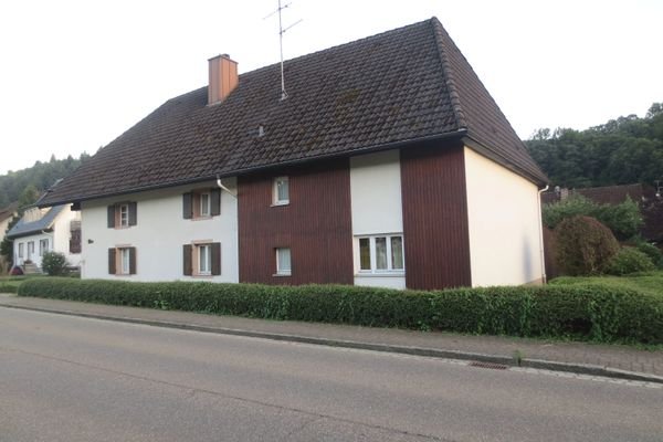 Straßenansicht des markanten Anwesens 