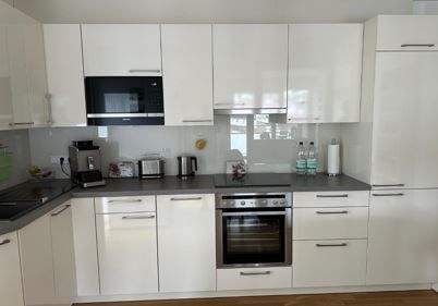 Moderne weiße Küche