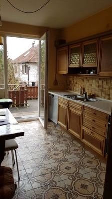 Küche mit Zugang zu Terrasse und Garten