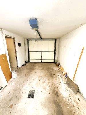 Leere Garage mit Tor