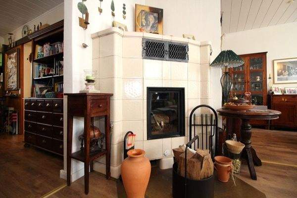 Kachelofen im Wohnzimmer