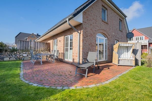 sonnige Südterrasse und Dünengarten (hinten)
