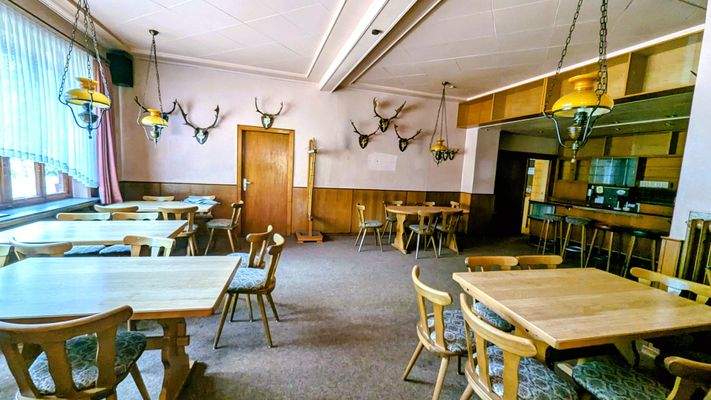 Schankraum mit Theke und Zapfanlage