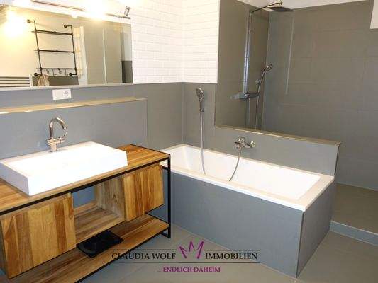 Bad mit bodenebener Dusche