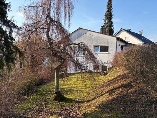 Seitenansicht mit Grundstück