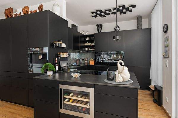 Exklusive Einbauküche mit integriertem Kaffeevollautomaten, Weinkühlschrank ...