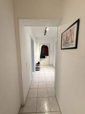 Flur mit Sicht zum Ausgang