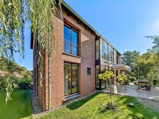 Hausansicht mit Terrasse