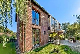 Hausansicht mit Terrasse