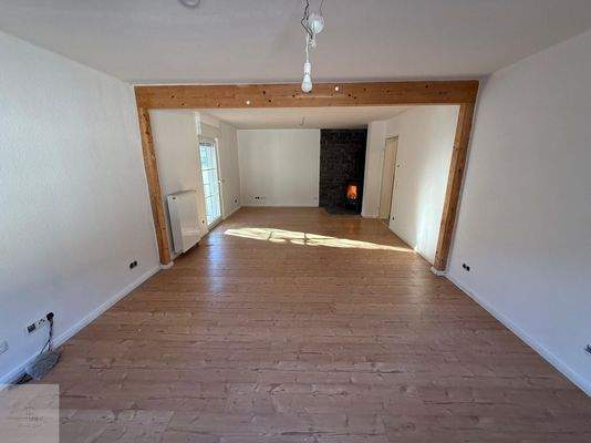 Wohn-Essbereich mit Feuerstelle und Zugang zur Terrasse