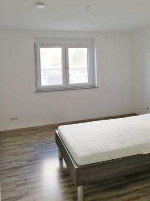 ...geräumiges Schlafzimmer...