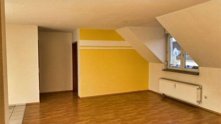 Wohnzimmer mit offener Küche