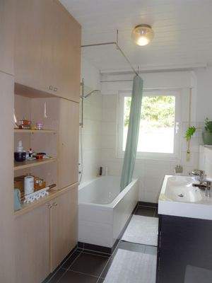 Bad mit Einbaumöbeln