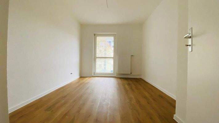 Zimmer 2 mit bodentiefem Fenster.jpg