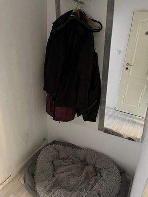 Gegenüber Garderoben-Bucht