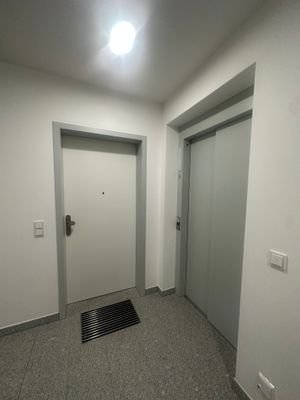 Wohnungstür mit Aufzug