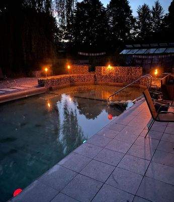 abendliches Baden im Außenpool 