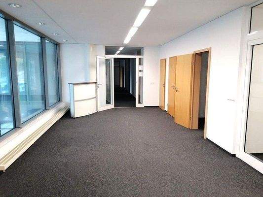 Eingangsbereich mit WC-Anlagen 1