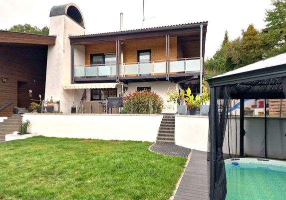 Aussen mit Garten und Pool