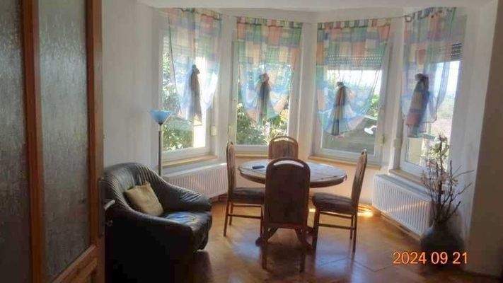 schönes halbrundes Wohnzimmer