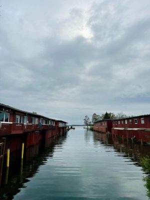 Ausfahrt und Blick vom Balkon zum See
