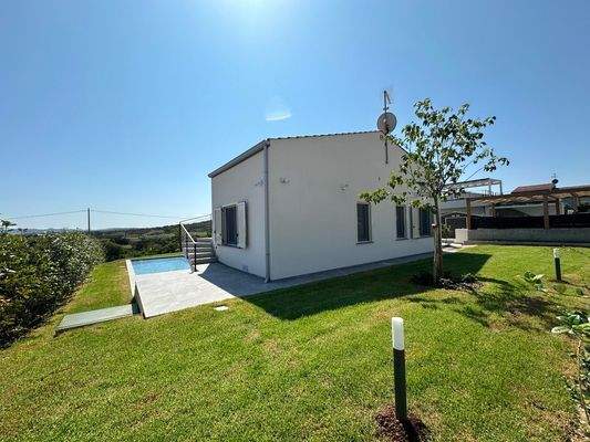 Rückseite mit ruhigem Garten