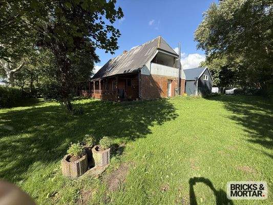 Hausansicht vom Vorgarten