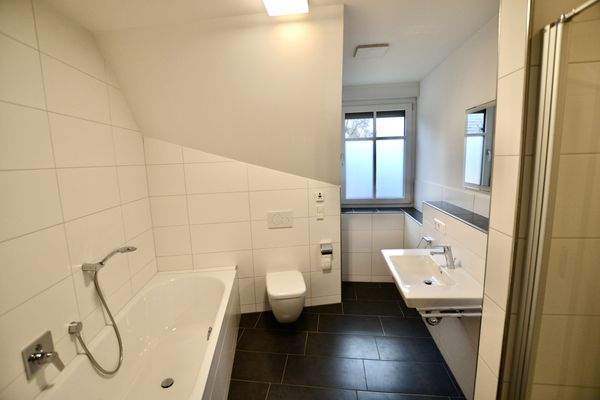 Bad mit Wanne, Fenster ...