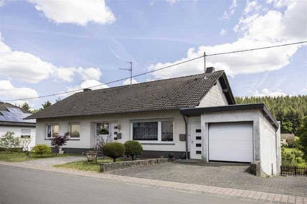 Wohnhaus mit Garage