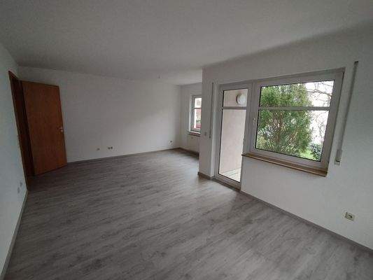 Leeres Wohnzimmer mit Balkon