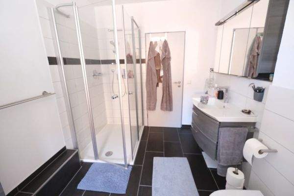 Tageslichtbad mit großer Dusche