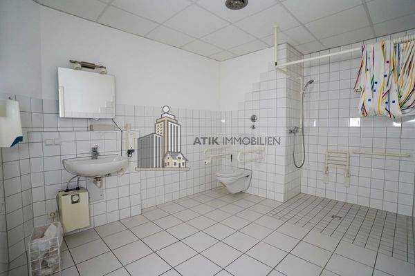 Behindertengerechtes WC mit Dusche