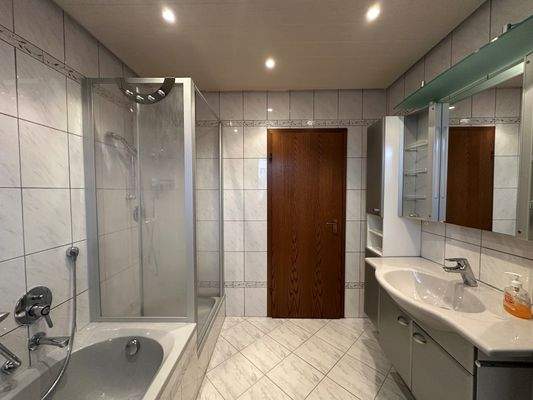 modernes, gut ausgestattetes Tageslichtbadezimmer